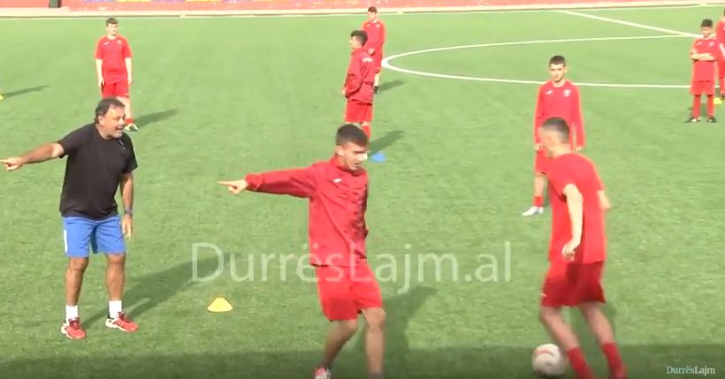 Trajneri holandez viziton akademinë e futbollit “Shqiponjat” në Durrës (VIDEO)