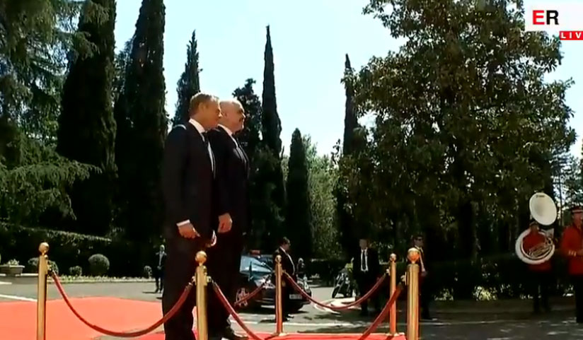 Donald Tusk mbërrin në Tiranë, pritet nga kryeministri Rama