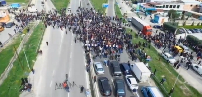 Protesta e opozitës, bllokohet autostrada në Vorë (FOTO)