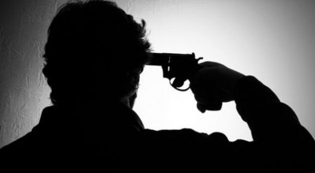 EMRI/ Polici vret veten me armën e shërbimit brenda komisariatit