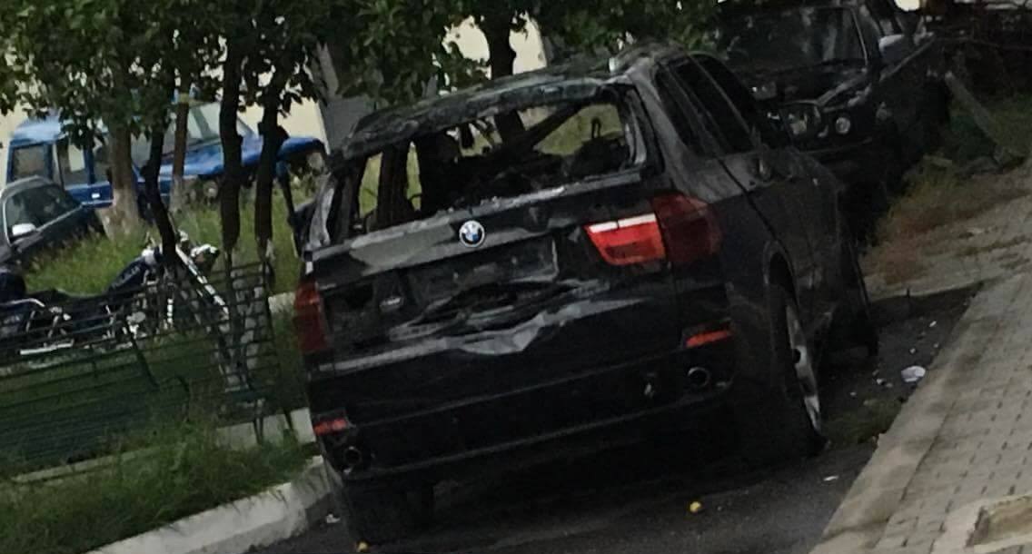 I vënë flakën mjetit “BMW X5” në Durrës, digjet plotësisht