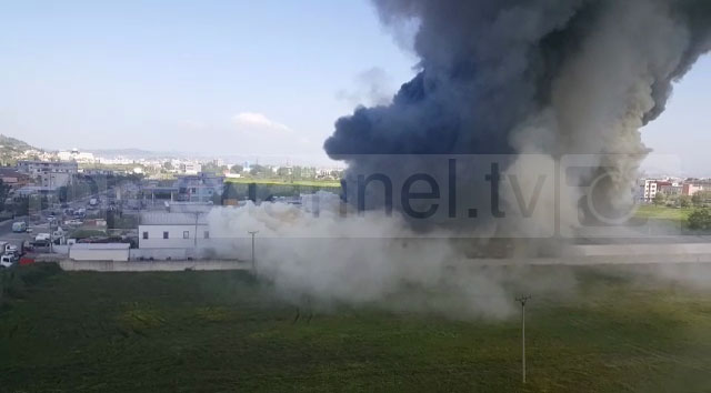 Zjarr i madh në një fabrikë riciklimi mbetjesh