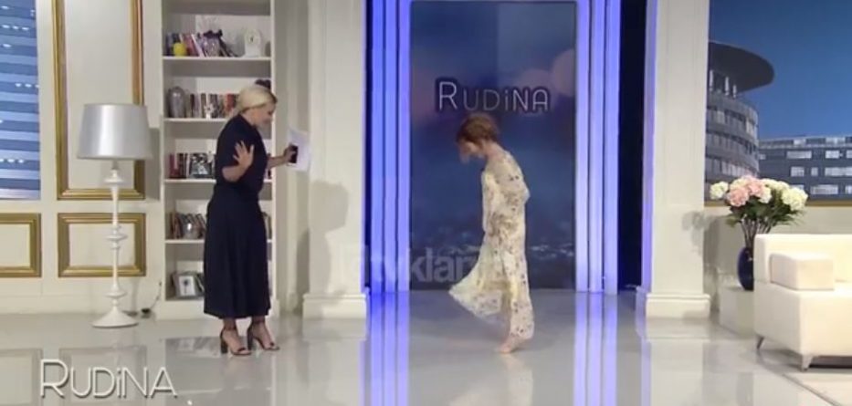 Aktorja surprizon Rudinën, i shkon në emision pa… (FOTO)