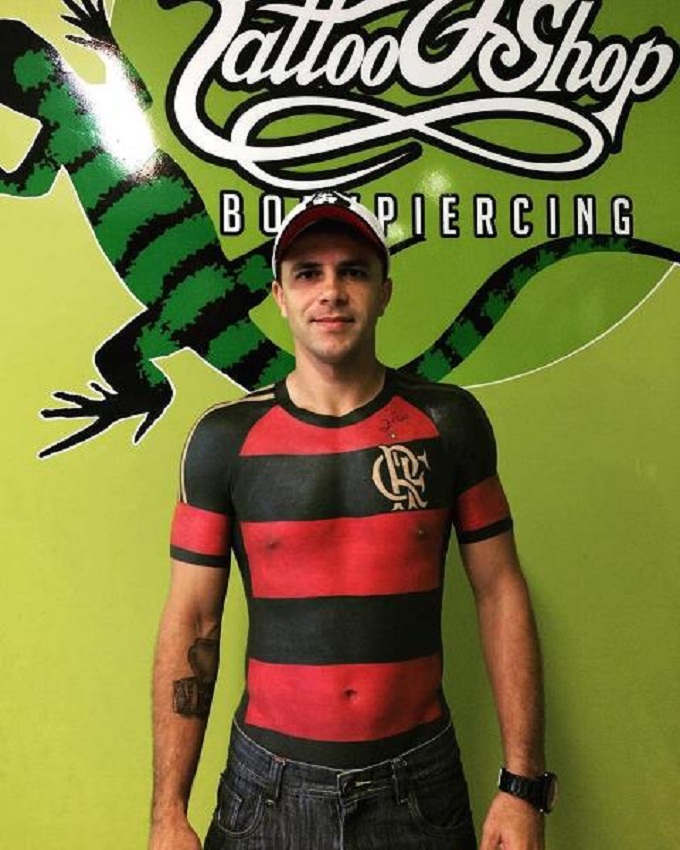 Zgjati 32 seanca, tifozi bën tatuazh fanellën e skuadrës së zemrës (FOTO)