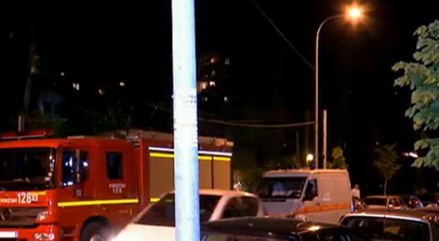 Burrë e grua kërcënojnë të hidhen nga vinçi