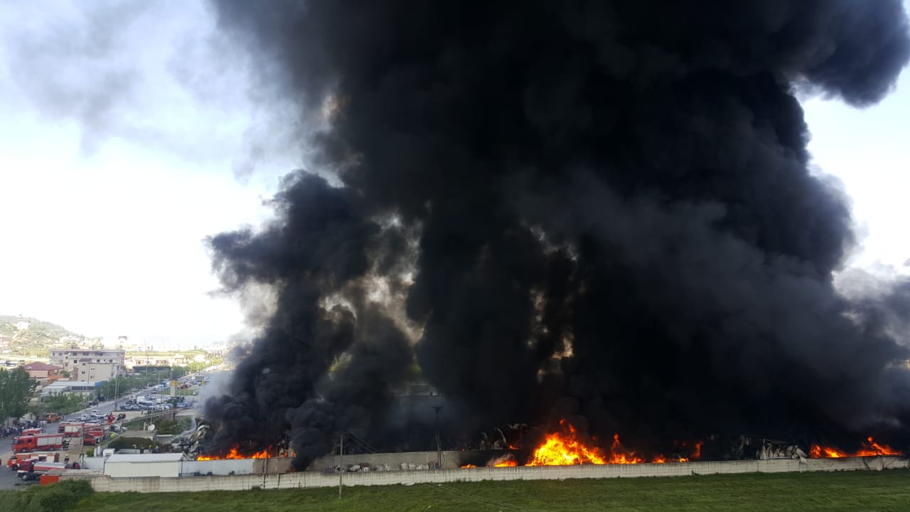 Dhjetëra zjarrfikëse luftë me flakët në Kashar, shkrumbohet fabrika, zona mbetet pa energji (FOTO)