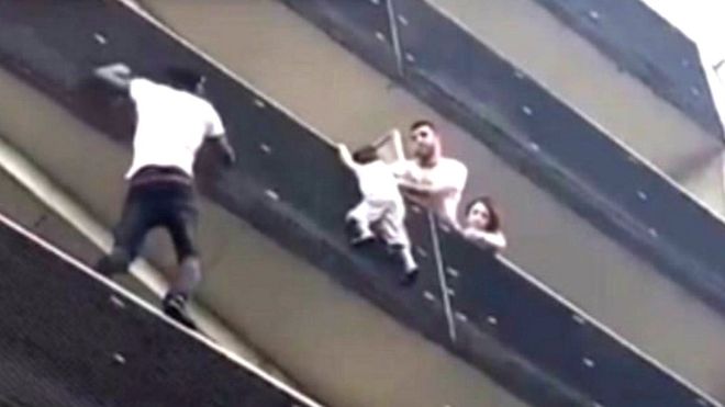 VIDEO/ Emigranti “Spiderman” kthehet në hero pasi shpëton fëmijën