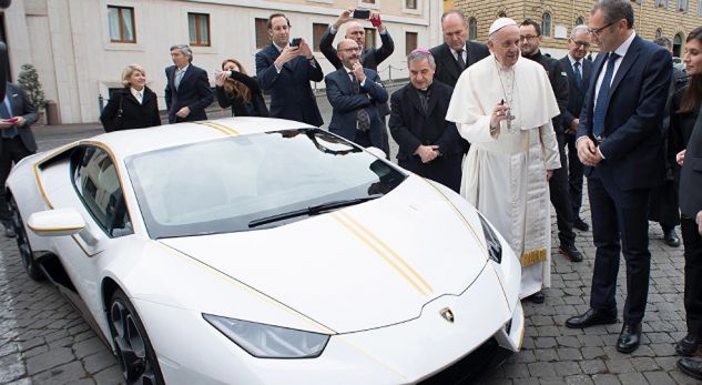 Shitet Lamborghini i Papës, të ardhurat për bamirësi