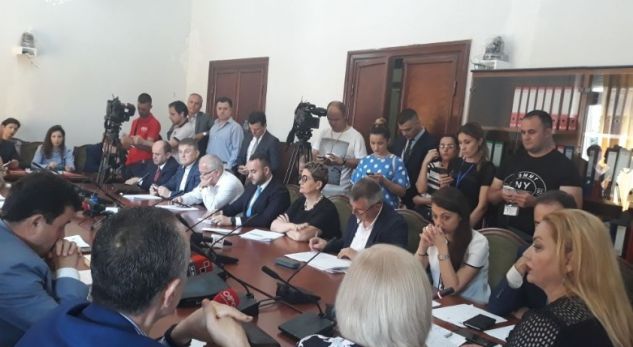 Debate tek “Mediat”, Vokshi: Kryeredaktori i RD-së u dhunua nga policia, thirrje Ramës e Xhafës