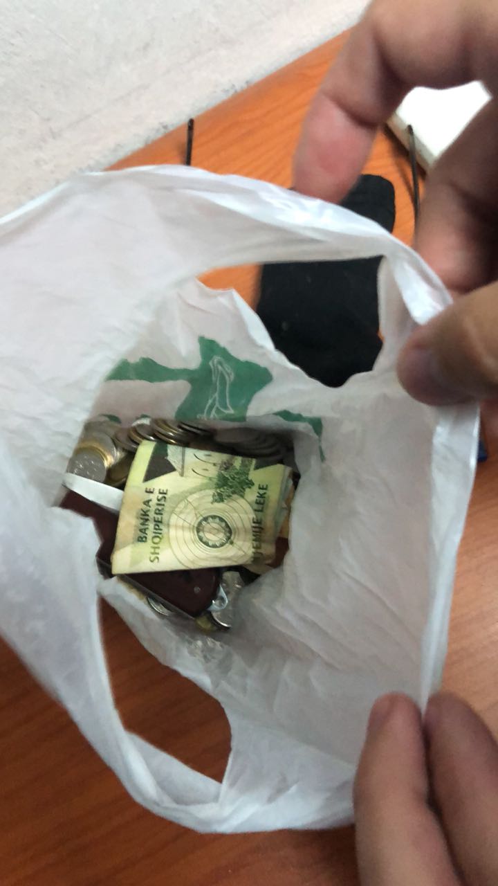 Grabitet farmacia/ Autori kërcënon  me thikë punonjësen, prangoset (FOTO)