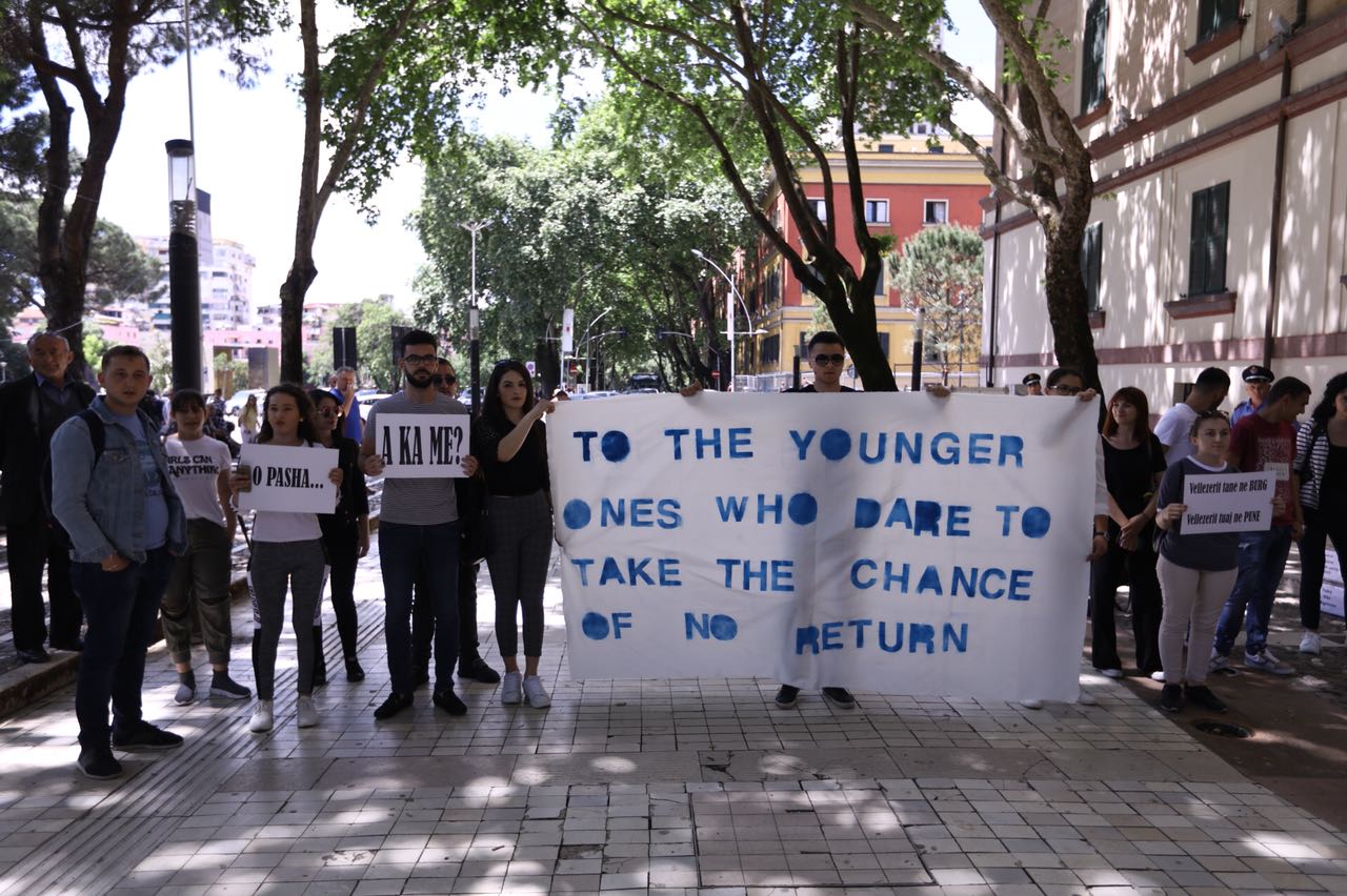 Protestuesit i çojnë Xhafajt në zyrë “kutitë me drogë” për vëllain (FOTO)