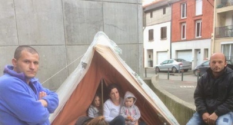 Vuajtjet e shqiptarëve, jeta e vështirë në çadrat e Francës