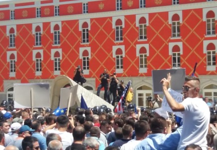 Humb ndjenjat një protestues tek Ministria e Brendshme