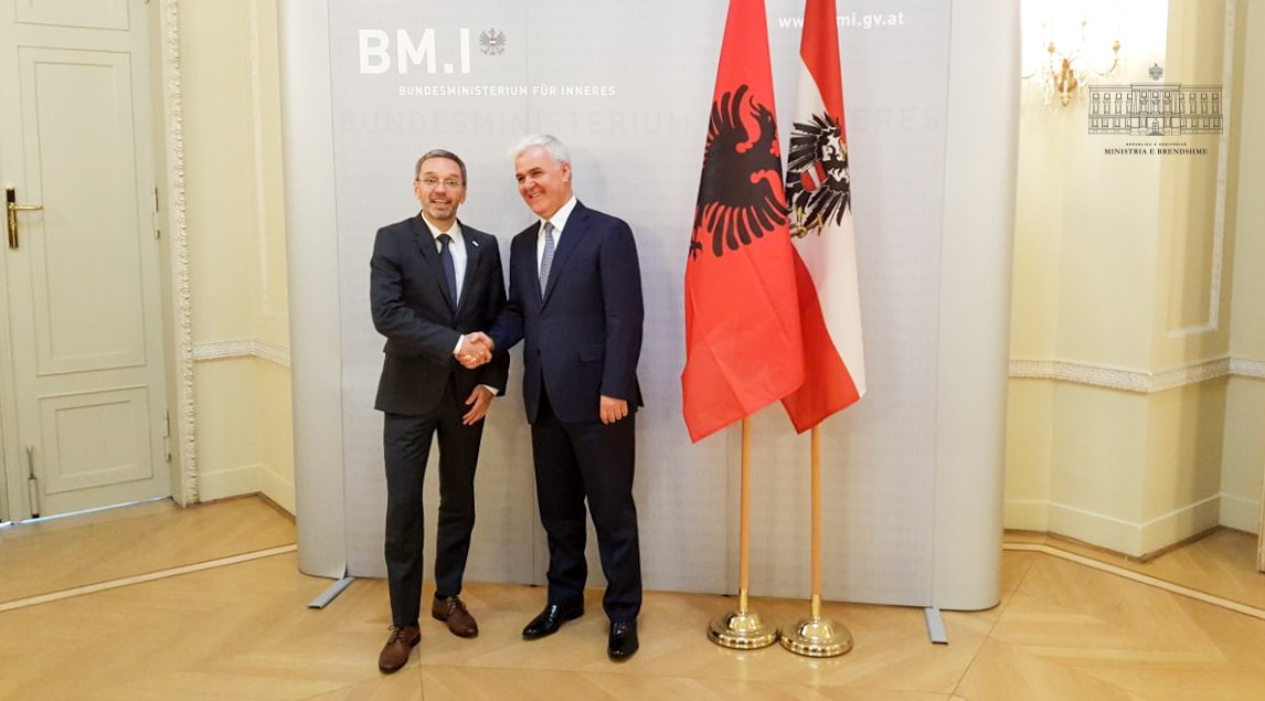 Ministri austriak telefonon Xhafajn: Të mos përsëritet 2015-a me klandestinët!