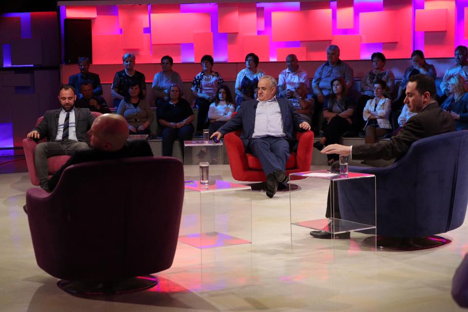 Plasin live ofendimet në emision: A ma ha m…? Gazetari: Ik mos na çaj trapin