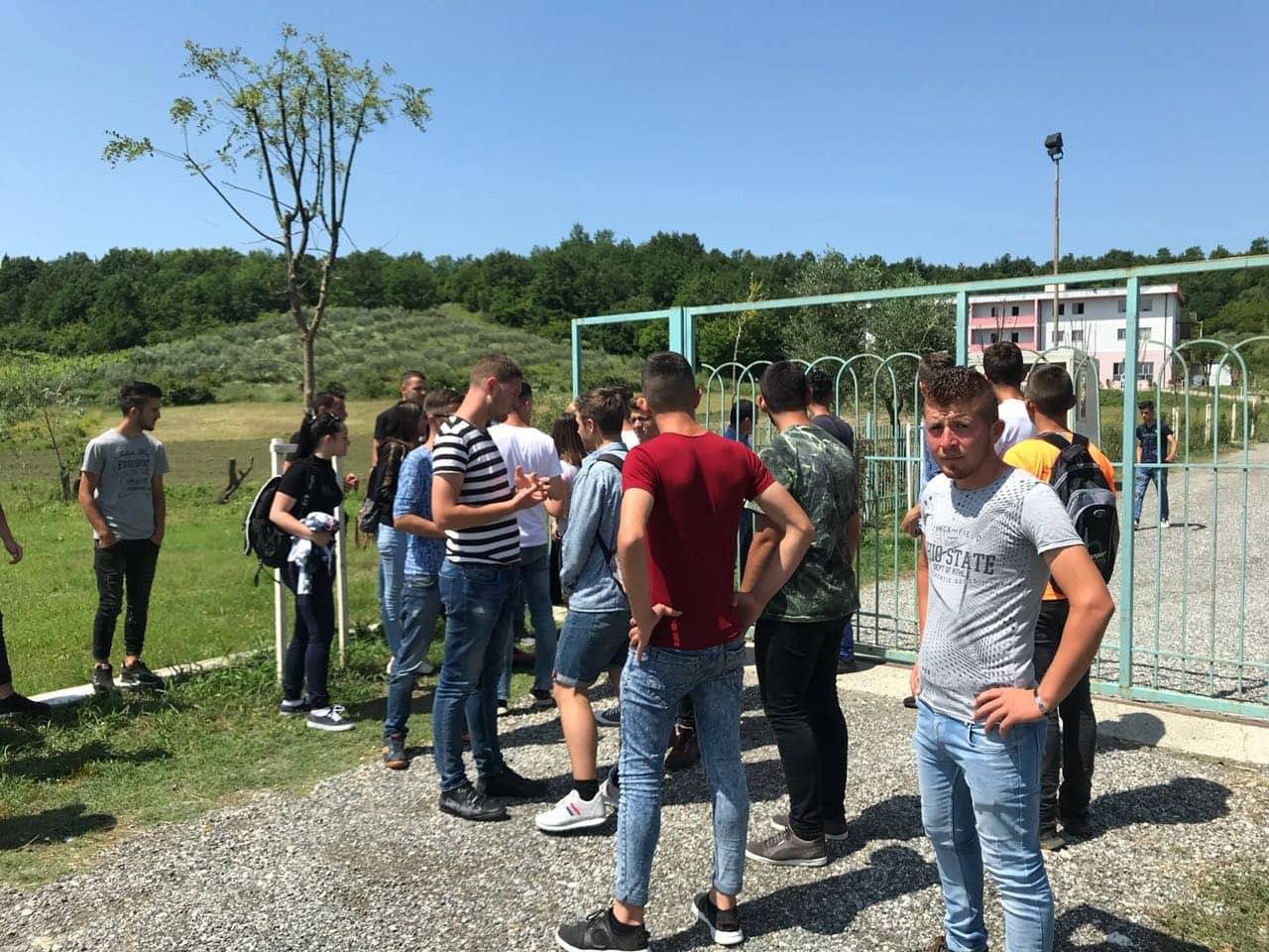 S’morën bursat, nxënësit bojkotojnë mësimin: Pa paratë, s’futemi në shkollë