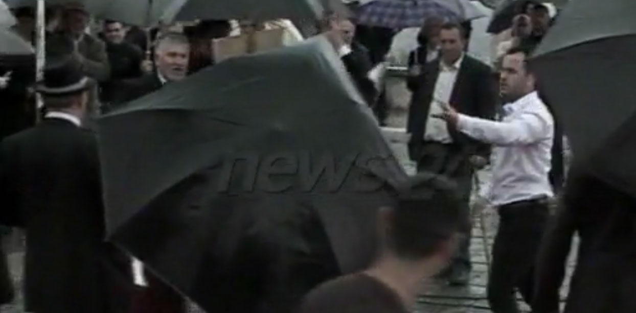 Kërcet druri te Varrezat e Dëshmorëve