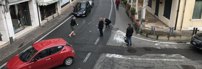 Ndodh në Itali/ Eurot “pushtojnë” rrugën, të gjithë duke mbledhur paratë!