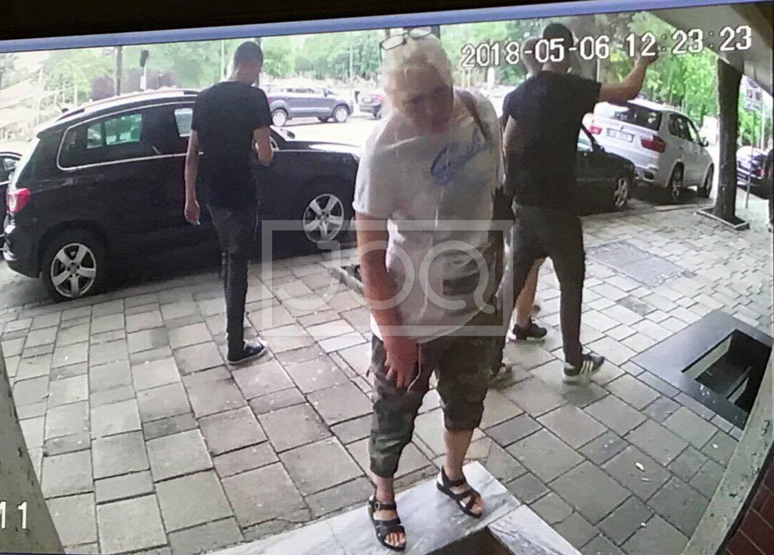 Shkojnë të blejnë unazën e fejesës në argjendari, e moshuara grabit djalin