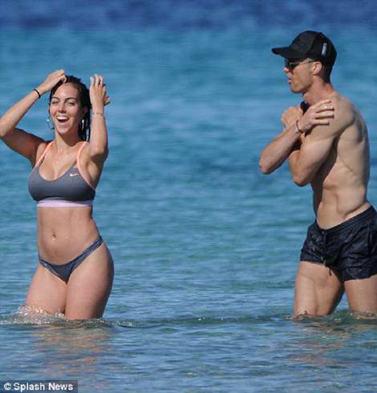 Vajza ngushëllohuni: edhe e dashura e Cristiano Ronaldos shfaqet me celulit (FOTO)