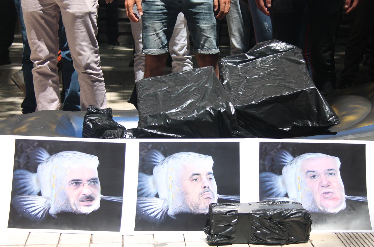 FOTO/ FRPD dhe LRI në protestë, gomone me ‘drogë’ dhe të rinj me pranga në duar