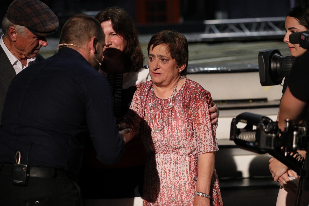 Djali takon për herë të parë nënën biologjike pas 33 vitesh, në fillim ajo refuzon (FOTO)