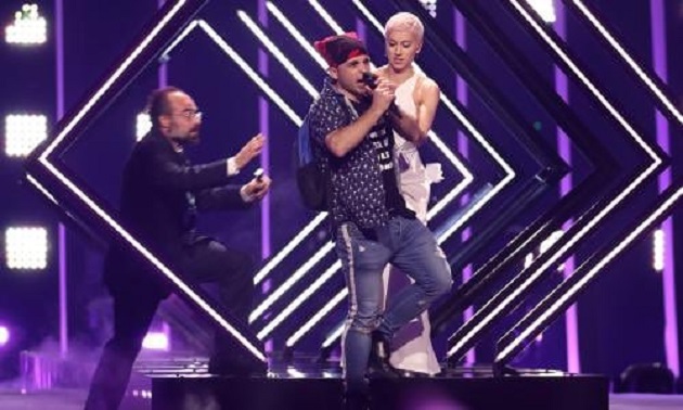 I mori mikrofonin nga dora këngëtares angleze, kush është reperi shqiptar që habiti Eurovizionin