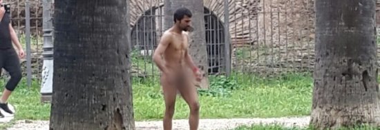 Shëtiste nudo në lulishte, shokohen banorët