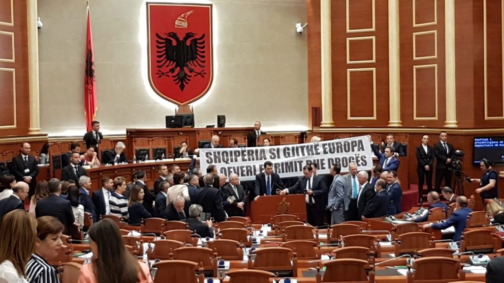 Tensionohet situata në Kuvend, opozita bllokon foltoren, ndërpritet seanca