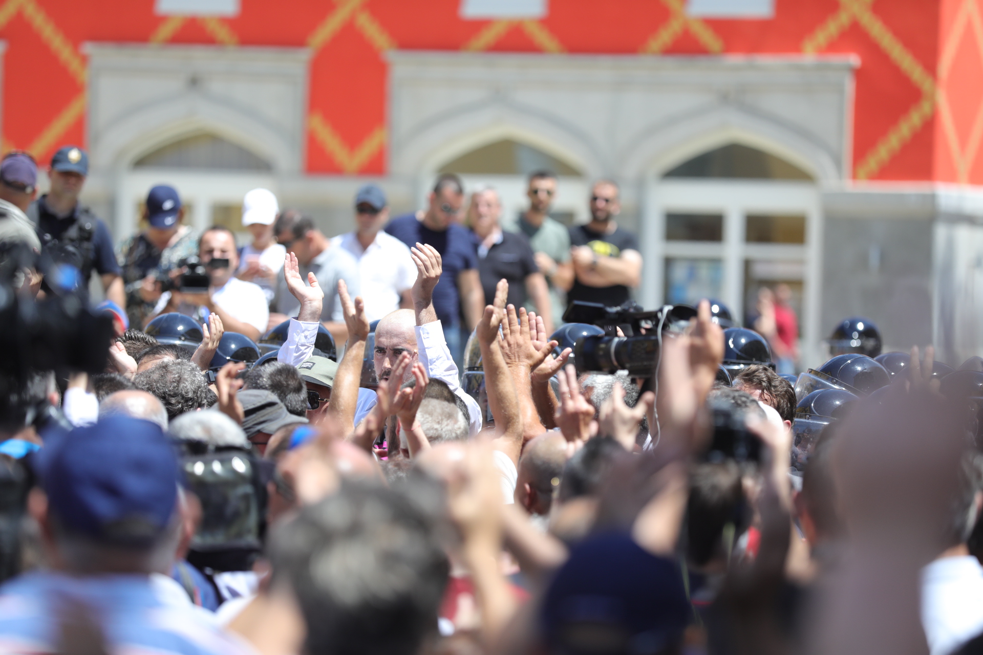 Dhuna në protestë, procedohen në gjendje të lirë 20 persona