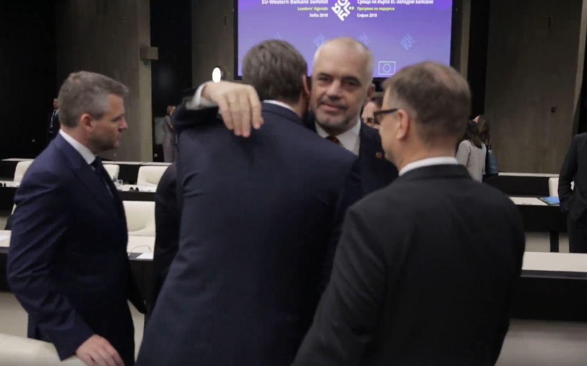 Edi Rama përqafim të ngrohtë me Vuçiçin (FOTO)