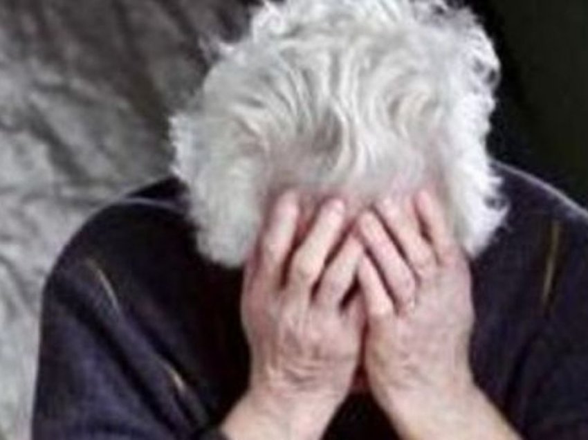 Djali rreth nënën, e moshuara në Durrës kërkon ndihmën e policisë