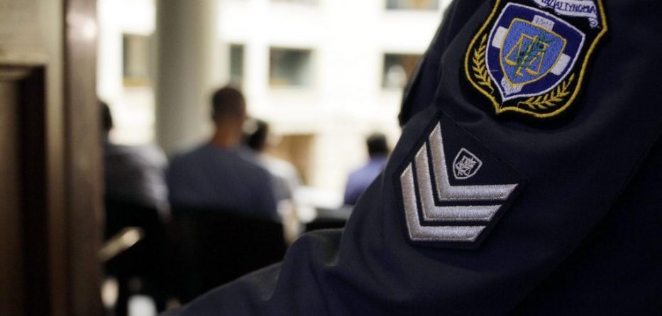 Shqiptari i rrëmben armën polices në gjykatë dhe qëllon…