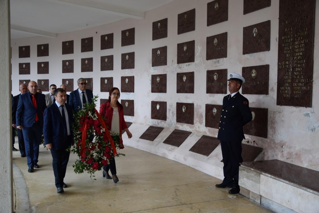 5 Maji/ Autoritetet vendore kryejnë homazhe në Mauzoleumin e Dëshmorëve (FOTO & VIDEO)