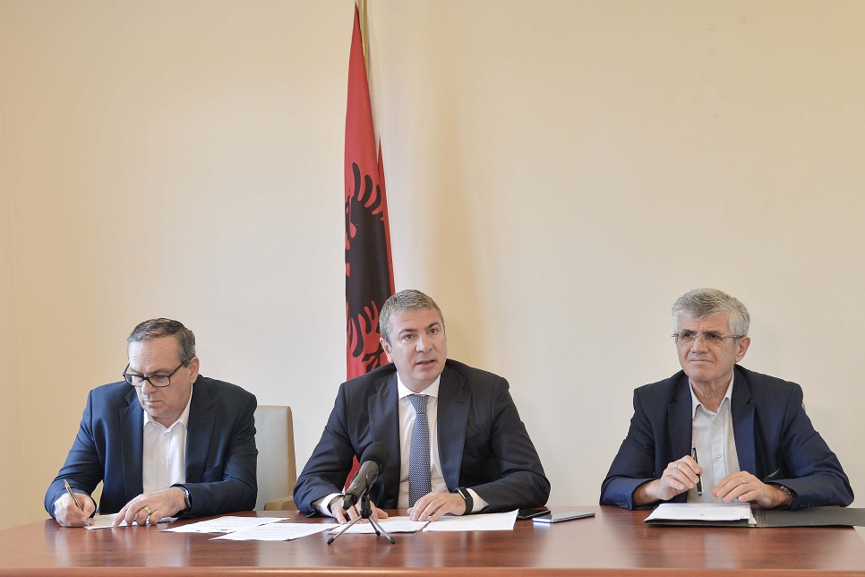 Trafiku rrugor, dy ministri po hartojnë udhëzim në prag të sezonit turistik