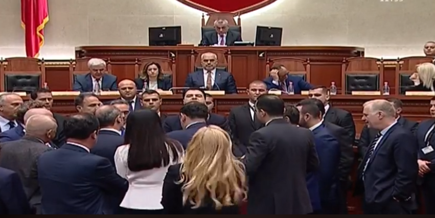Mbyllen kamerat pas situatës së tensionuar në Kuvend, por ja çfarë bën Basha e Berisha