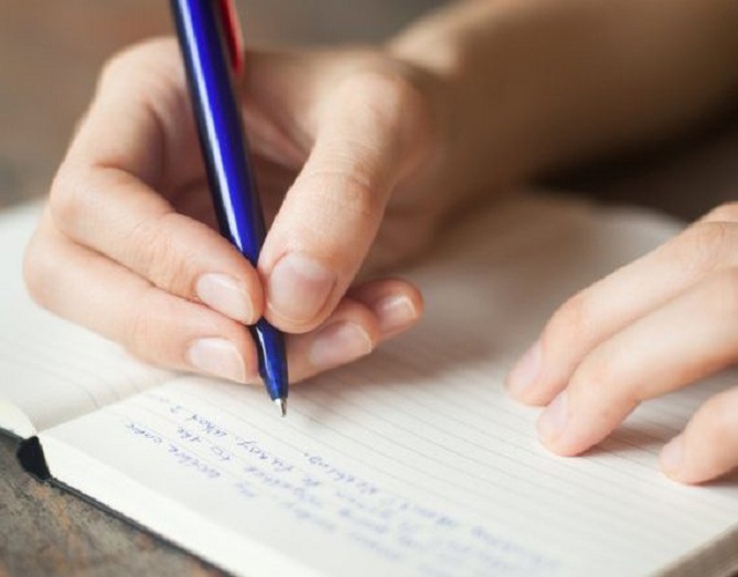 Kthejuni shkrimit me dorë, përmirëson memorien dhe përqëndrimin