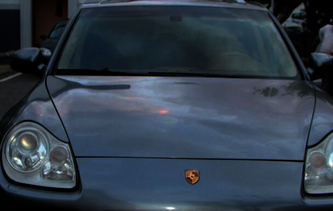 Në arrest shtëpie, por lëvizte lirshëm me “Porsche” dhe pistoletë nëpër qytet (VIDEO+FOTO)