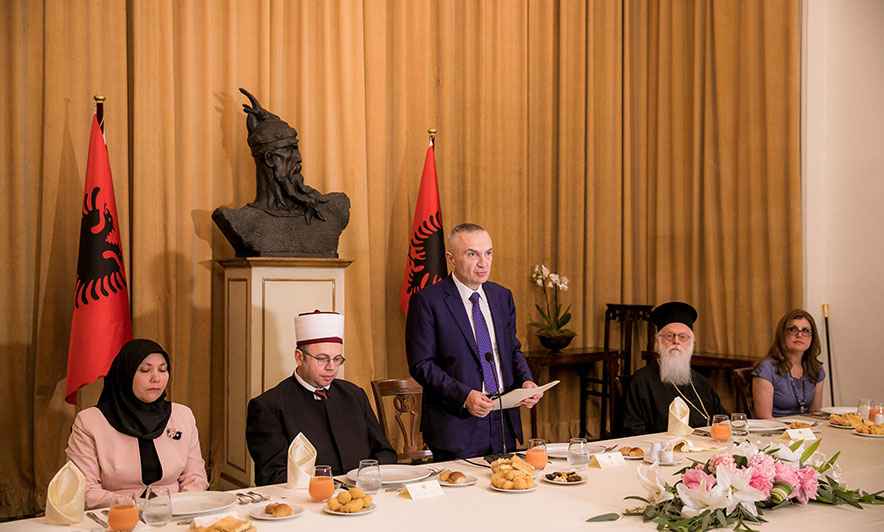 Meta shtron iftar për Ramazan, të ftuar krerë fetarë, ambasadorë e diplomatë