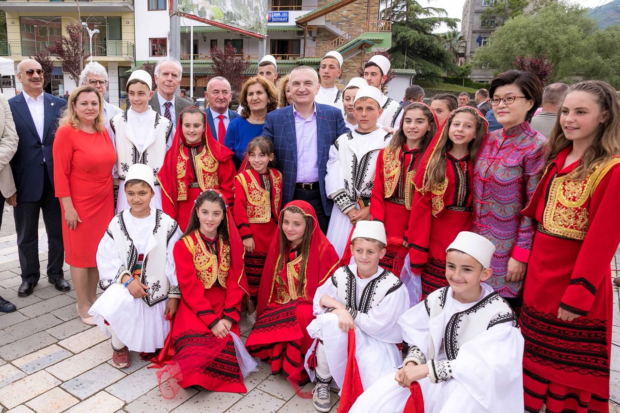 Presidenti Meta çel sezonin turistik në Skrapar