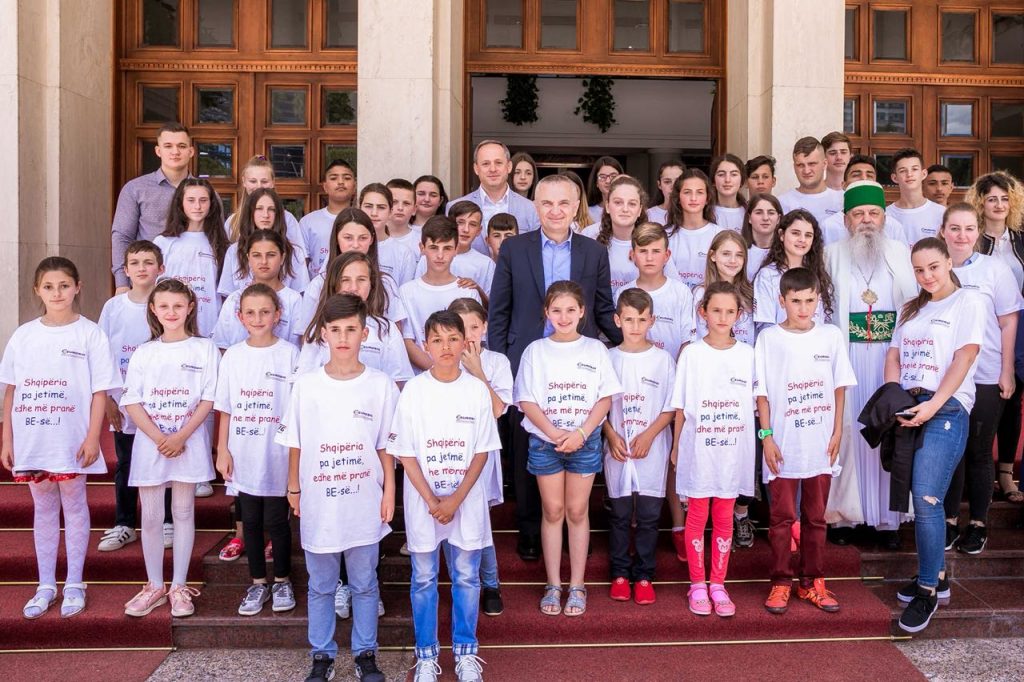 “20 maji”, Presidenti Meta takim me fëmijë dhe të rinj jetimë