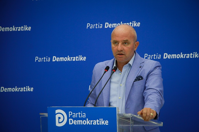 “Zyrtarë të PD pas drogës në Durrës”, demokratët nxjerrin emrat: Ja kujt i përkasin 613 kg kokainë