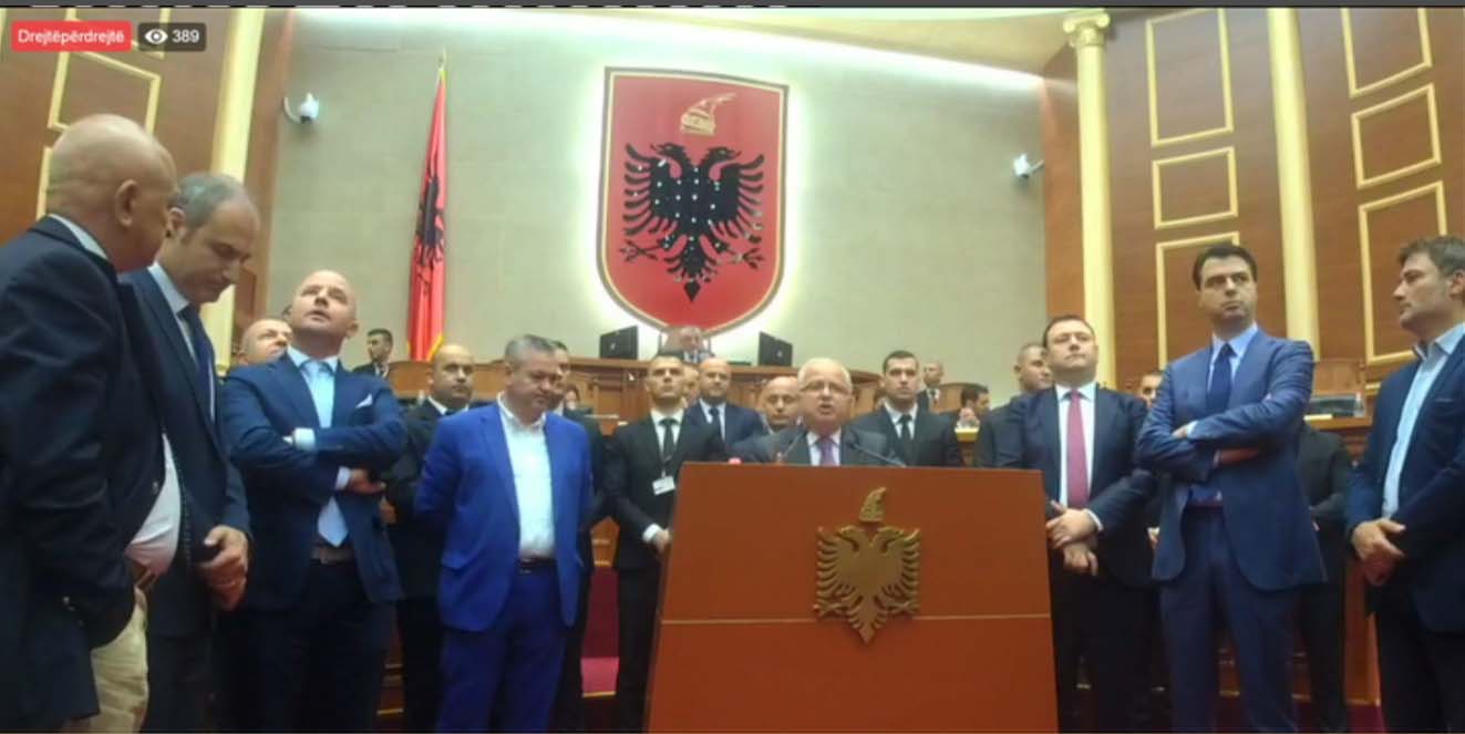 “Uluni poshtë e mos e zgjasni!” Ndërpritet për të tretën herë seanca parlamentare
