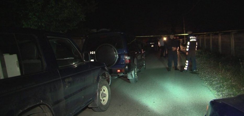 Plagosën me armë 35-vjeçarin në derën e shtëpisë, identifikohen autorët