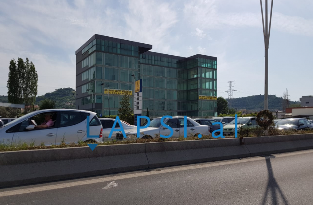 Tre makina përfshihen në aksident në autostradën Tiranë-Durrës, bllokohet trafiku (FOTO)