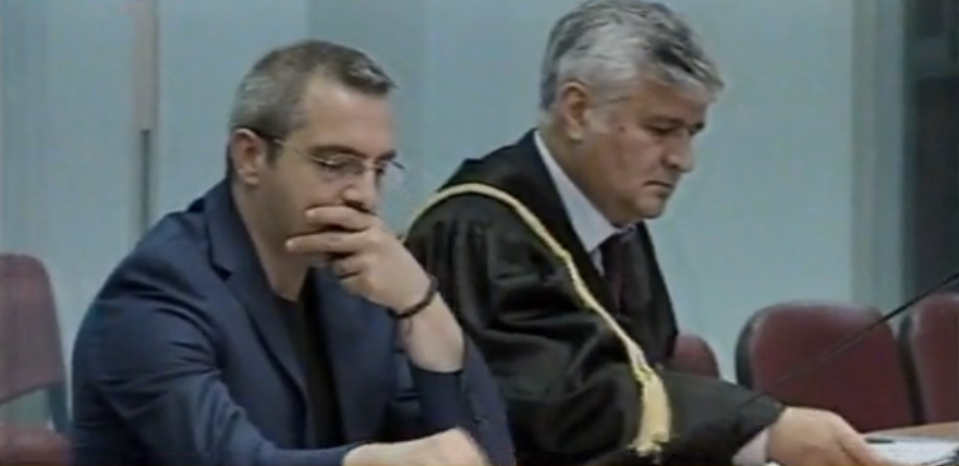 Tahiri i fshihet gazetarëve, del nga hyrja prapa. Në Gjykatë me makinë policie