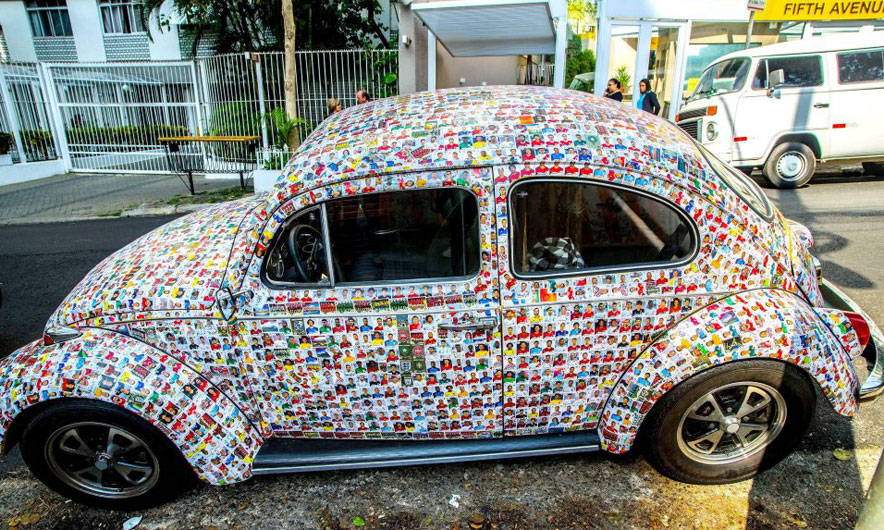 Tifozi i çmendur i futbollit mbulon makinën me 15 000 foto Panini