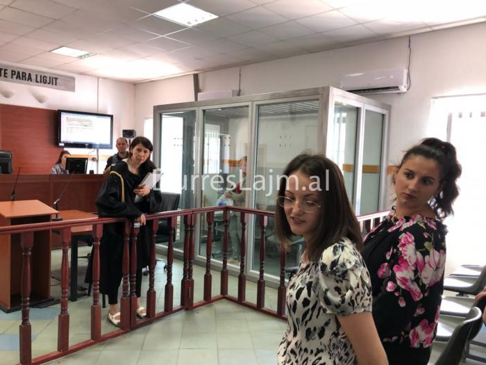 Zhvati drejtorin e Postës me profile false, Prokuroria e Durrësit kërkon 5 vite burg për 27-vjeçaren