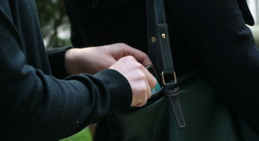 Tentoi të vidhte telefonin, 13-vjeçari në Durrës kapet mat