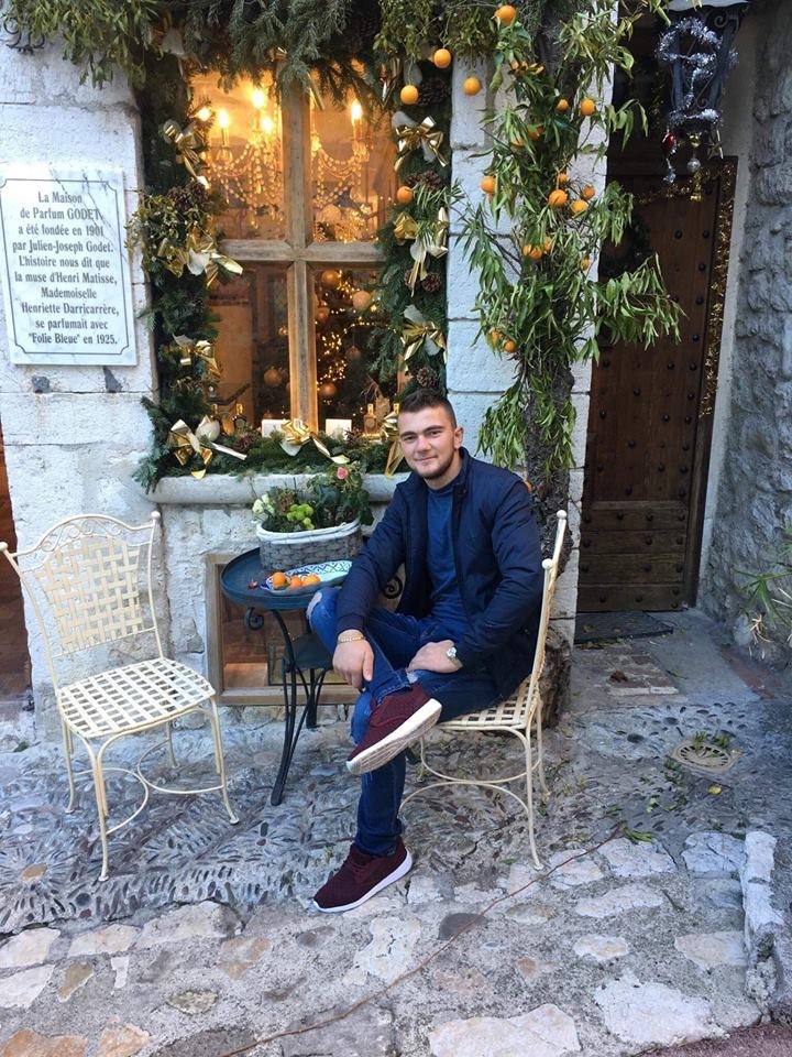 “I mbuluar në gjak më përqafoi, më tha diçka e më pas ndërroi jetë në krahët e mi”, miqtë rrëfejnë vrasjen e 22-vjeçarit shqiptar